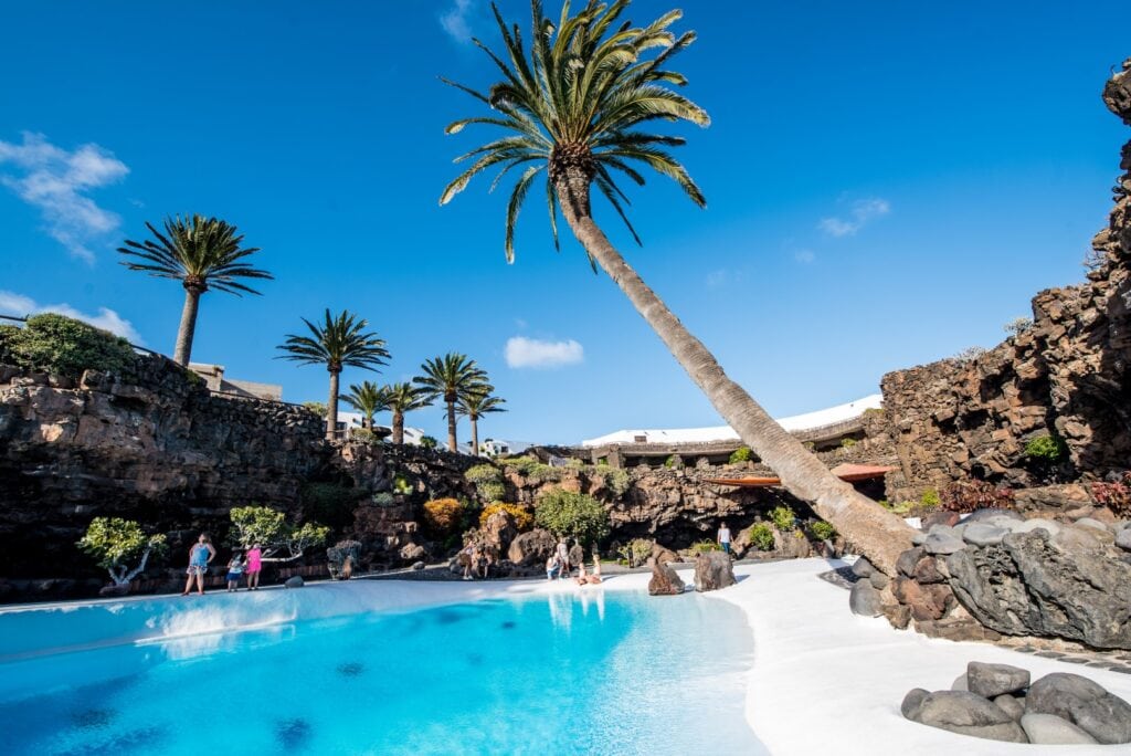 Het witte zwembad met palmboom van Jameos del Agua op Lanzarote