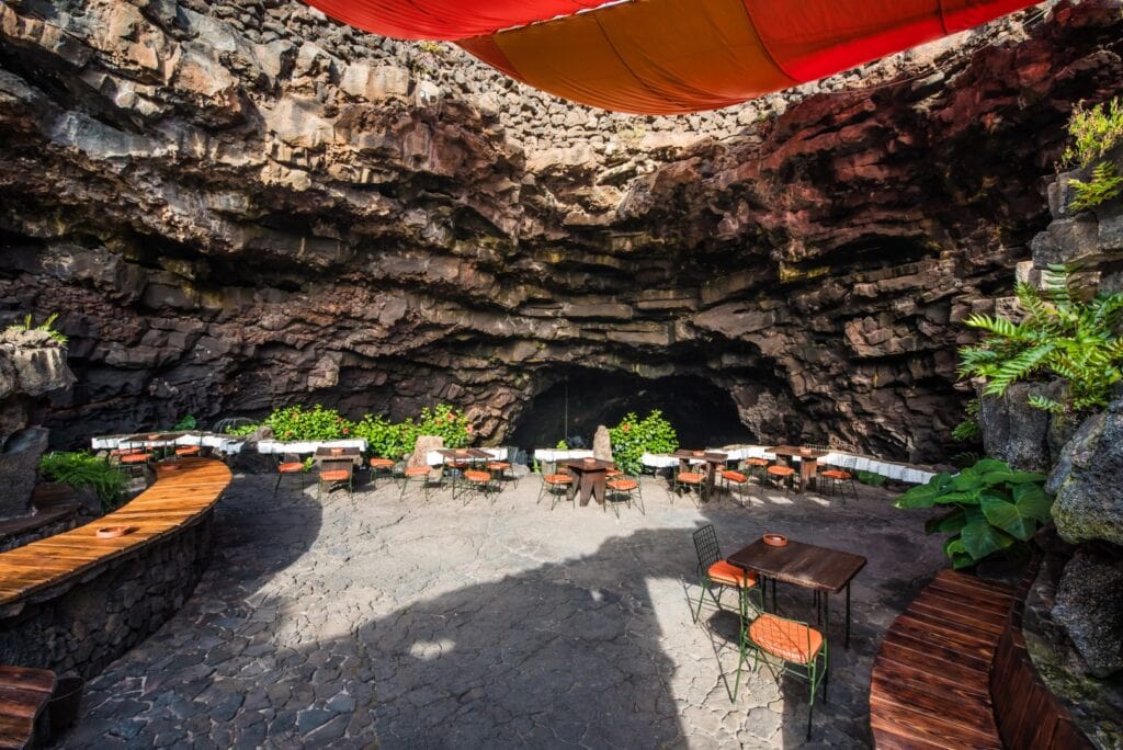 Tafels van het restaurant in de grot van Jameos del Agua