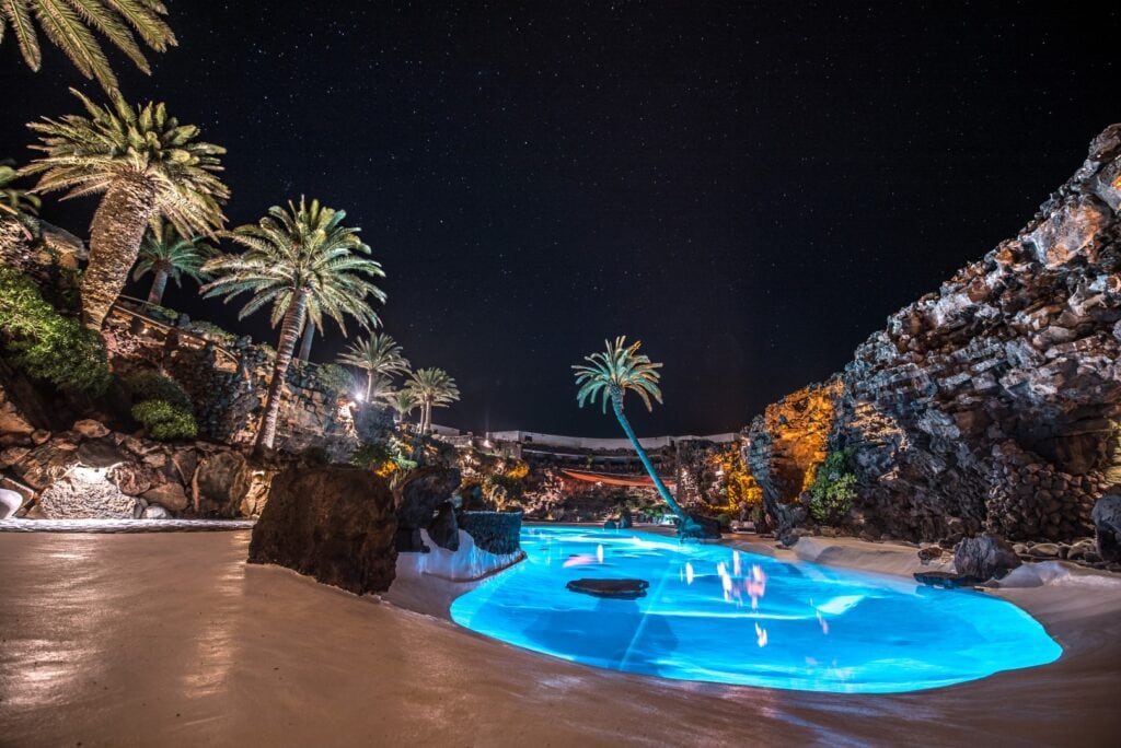 Jameos del Agua, sfeervol verlicht in de avond